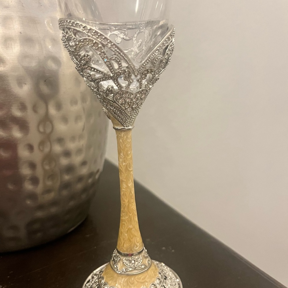 Things Remmebered - flutes and cake set -used once